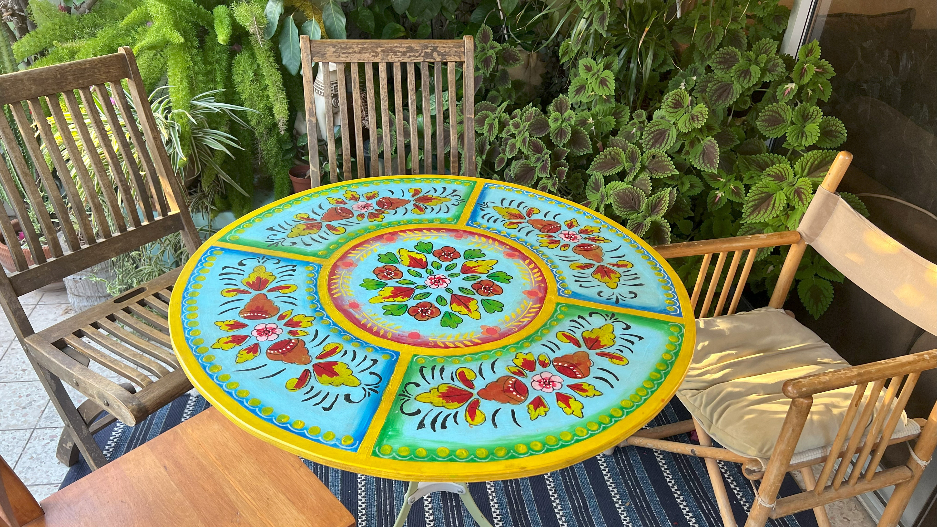 Round table, picture 1